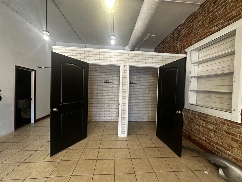 More Photos Of 521-523 N Riverfront Dr, Mankato Storefront Retail Office For Lease