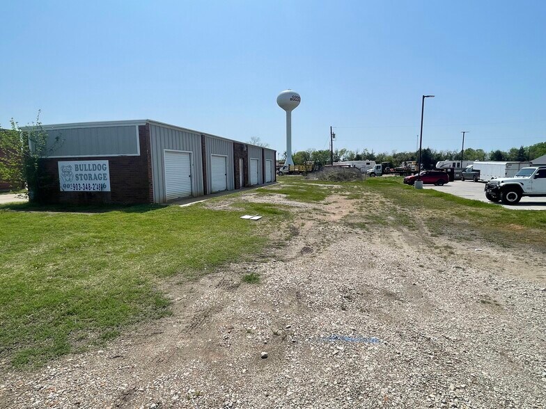 More Photos Of 931 E Dallas Ave, Cooper Self Storage For Sale