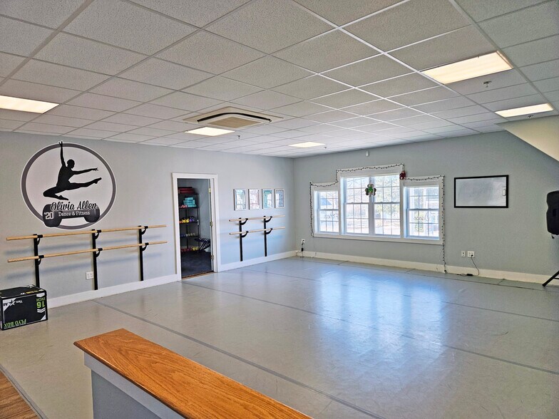 More Photos Of 437 Portsmouth Ave, Greenland Restaurant For Sale