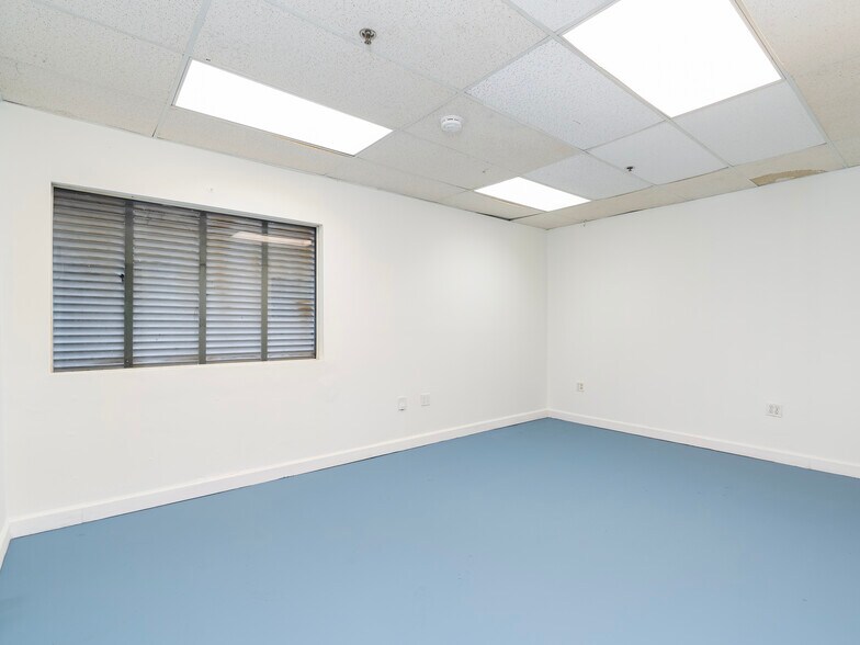 More Photos Of 20200 NW 2nd Ave, Miami Industrial For Sale
