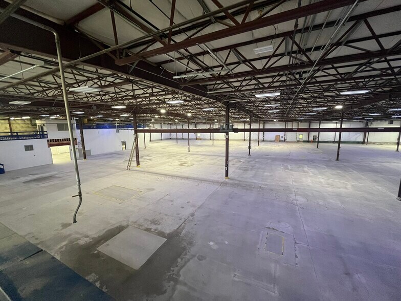 More Photos Of 16 Washington Ave, Scarborough Warehouse For Lease