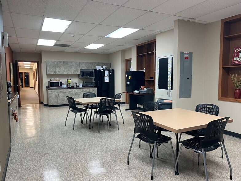 More Photos Of W223N608 Saratoga Dr, Waukesha Office For Sale