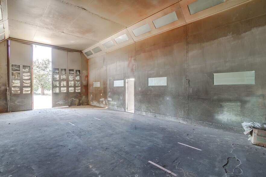 More Photos Of 3550 N Main St, Cleburne Industrial For Sale