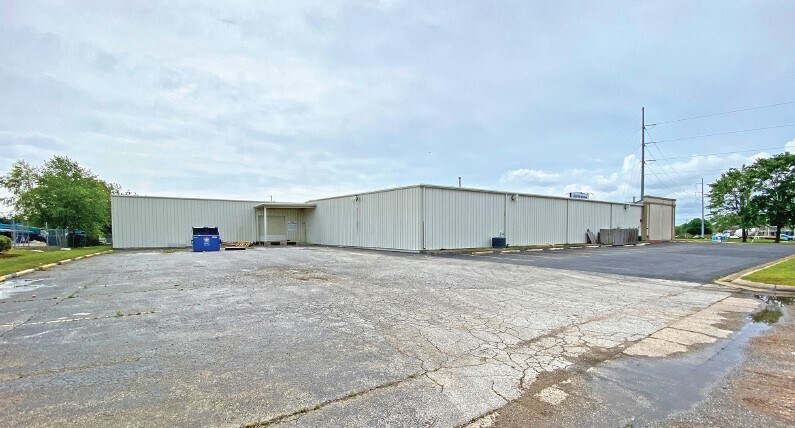 More Photos Of 2901 SE 14th St, Bentonville General Retail For Lease