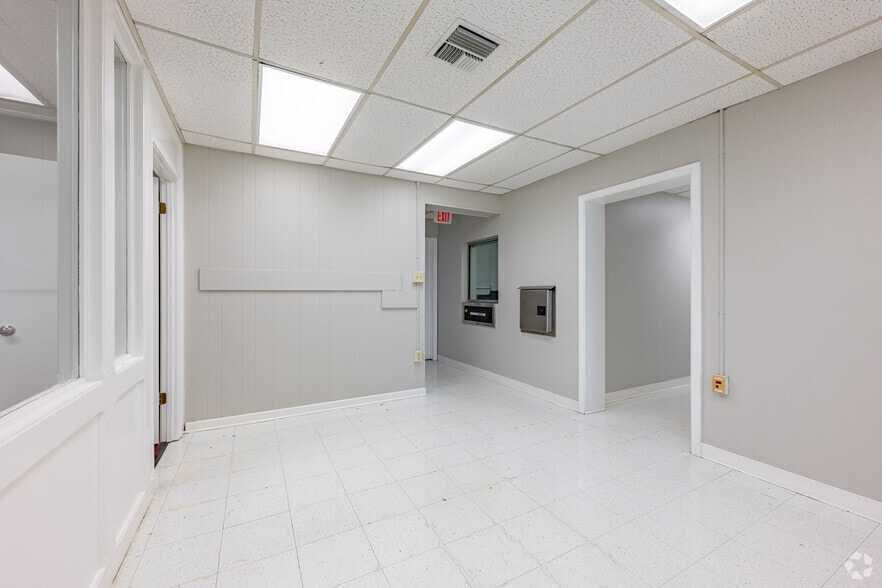More Photos Of 403 W Admiral Doyle Dr, New Iberia Distribution For Sale