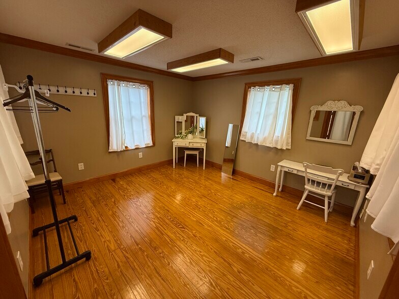 More Photos Of 102 Live Oak St, Tabor City Restaurant For Sale