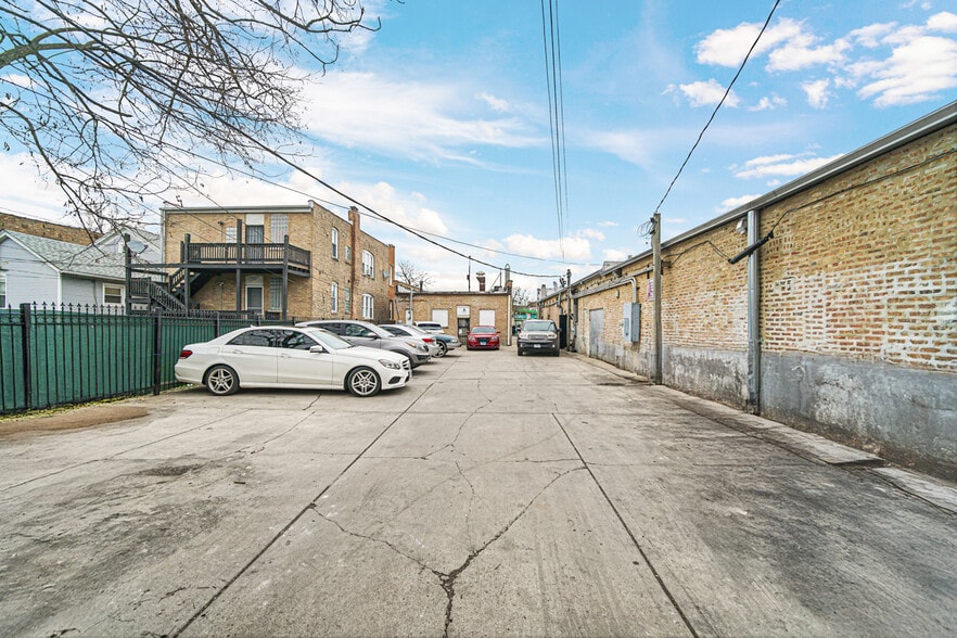 More Photos Of 5600-5612 W Division St, Chicago Storefront For Sale