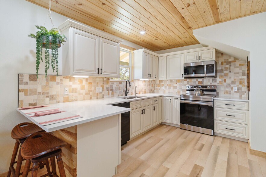 More Photos Of 165 Mari B Dr E, Center Point Flex For Sale