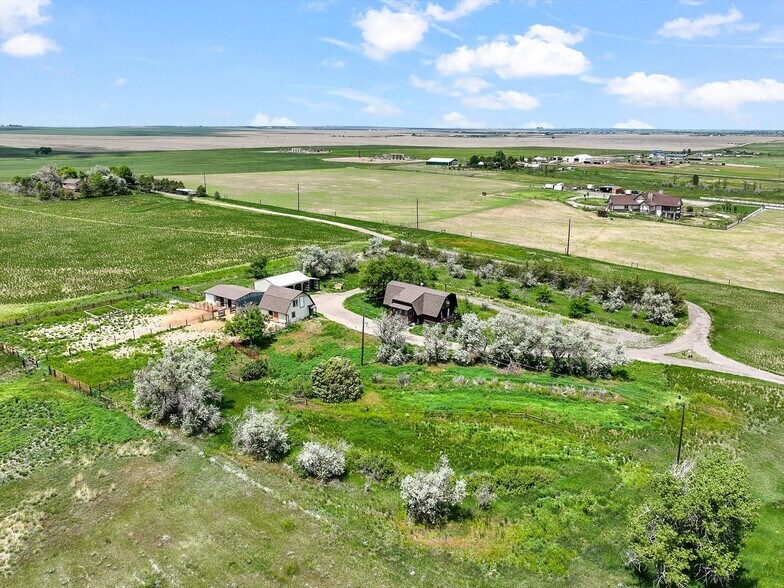 More Photos Of 1335 S Kio St, Watkins Veterinarian Kennel For Sale