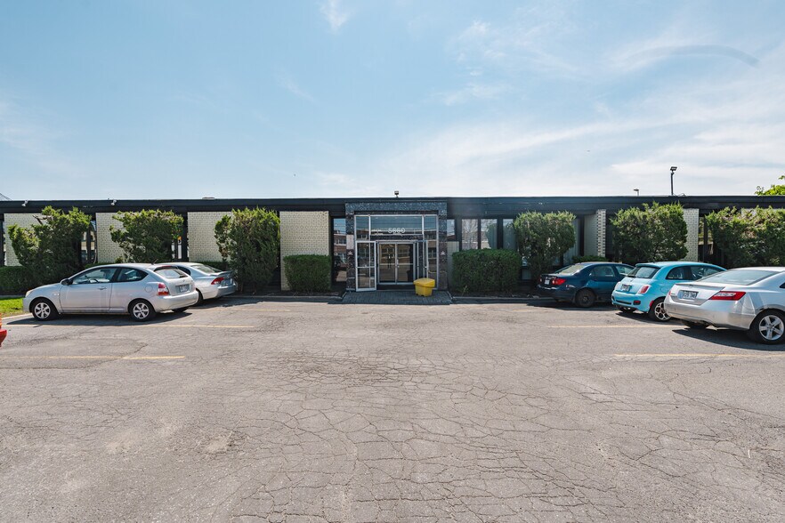 More Photos Of 5660 Rue Ferrier, Mont-Royal Distribution For Lease