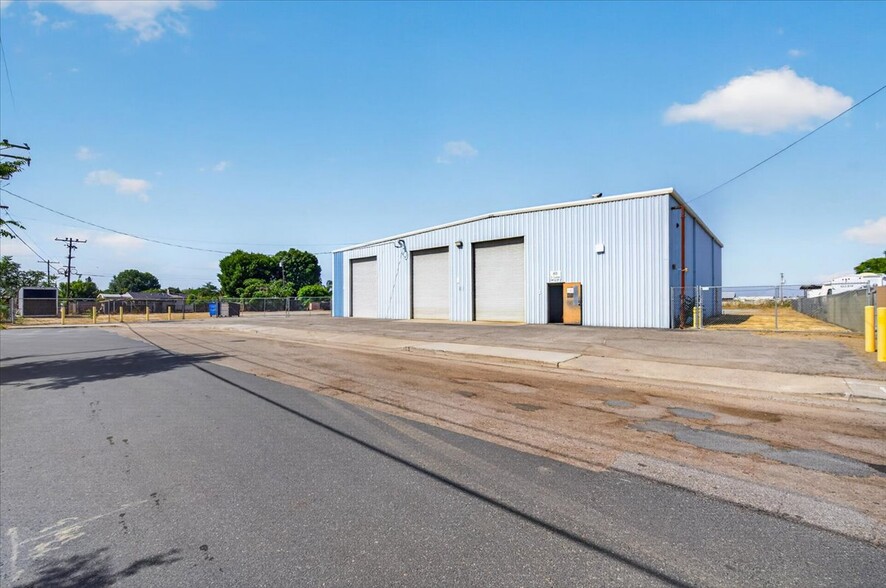 More Photos Of 65 S Lotas St, Porterville Warehouse For Lease