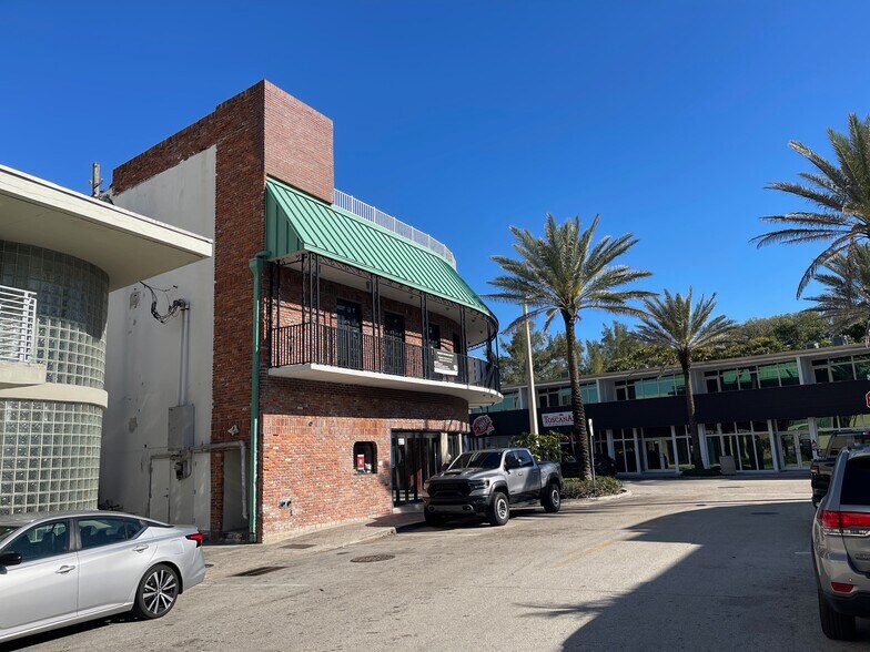 More Photos Of 900 Sunrise Ln, Fort Lauderdale Bar For Lease