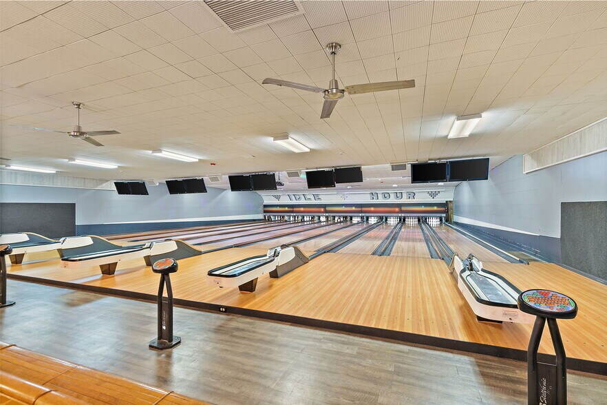 More Photos Of 927 E Railroad St, Sandwich Bowling Alley For Sale