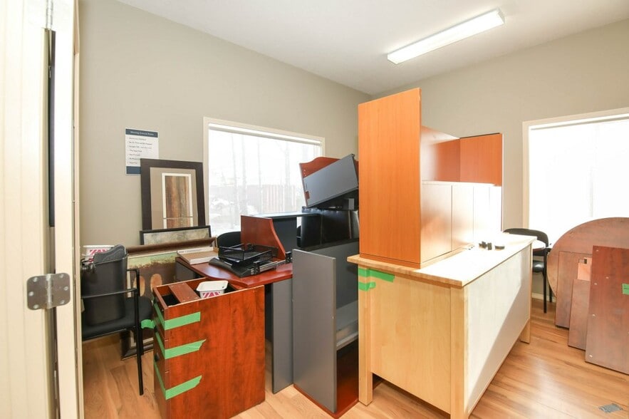 More Photos Of 5209 49A Ave, Bentley Office For Sale