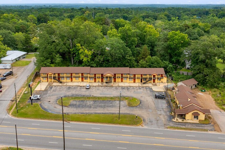 Primary Photo Of 32810 Highway 43, Thomasville Hotel For Sale