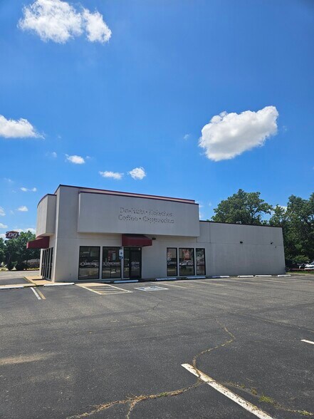 More Photos Of 1805 W Main St, Norman Storefront For Sale