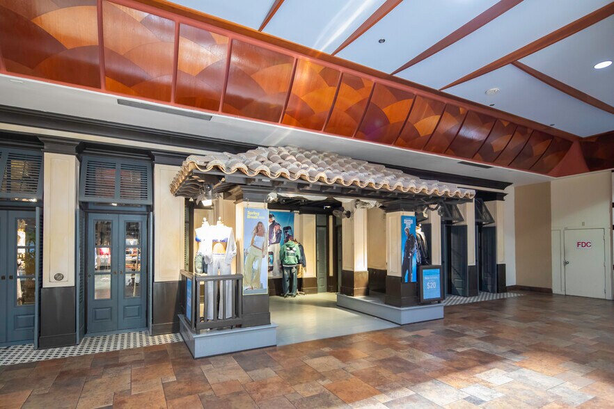 More Photos Of 98-1005 Moanalua Rd, Aiea Department Store For Lease