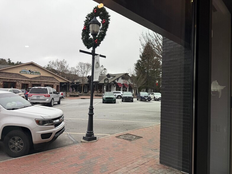 More Photos Of 356 Main St, Highlands Freestanding For Lease