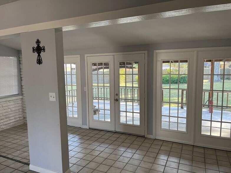 More Photos Of 1007 Meyer St, Sealy Multifamily For Sale