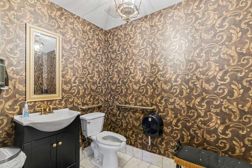 More Photos Of 138 E Market St, New Albany Lodge Meeting Hall For Sale