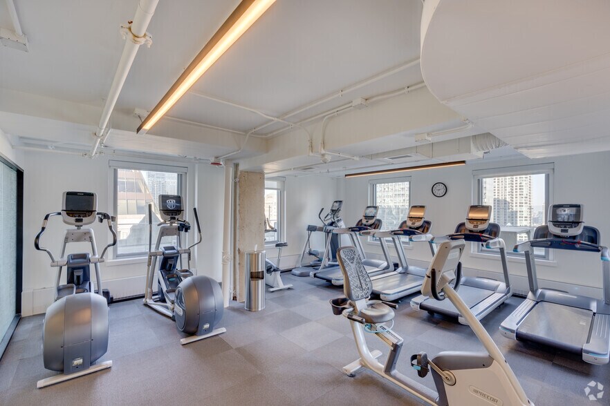 More Photos Of 121 W Wacker Dr, Chicago Office For Sale