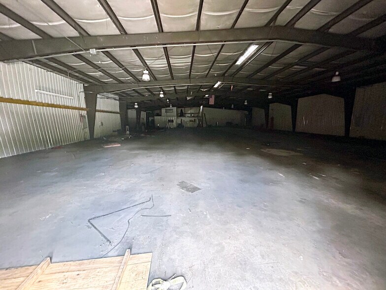 More Photos Of 378 Eastland Rd, Dothan Distribution For Sale