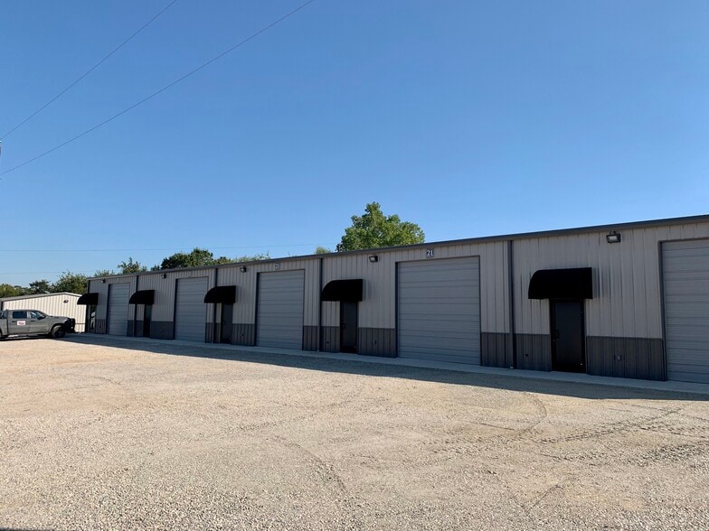More Photos Of 1011 Upper Denton Rd, Weatherford Warehouse For Lease