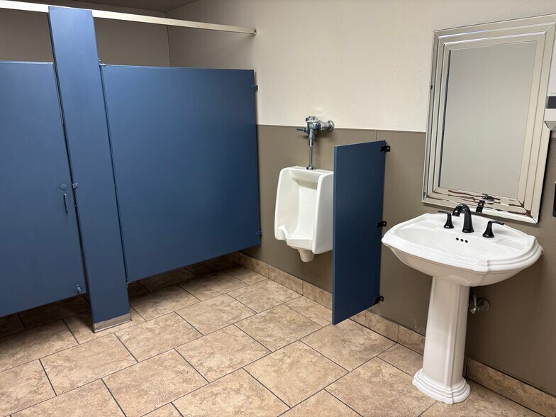 More Photos Of 2340 Technology Pky, Hollister Warehouse For Sale