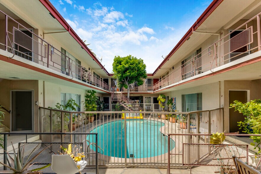More Photos Of 900 N Orange Grove Ave, West Hollywood Apartments For Sale