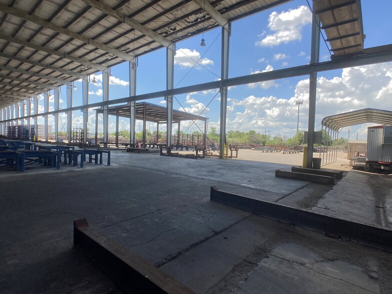 More Photos Of 9450 W Wingfoot Rd, Houston Manufacturing For Lease
