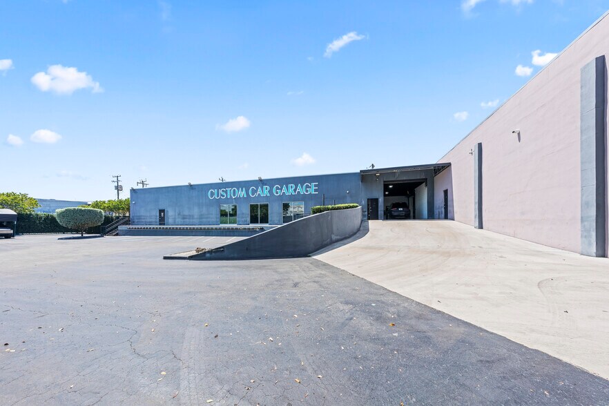 More Photos Of 2500 NW 39th St, Miami Light Distribution For Sale