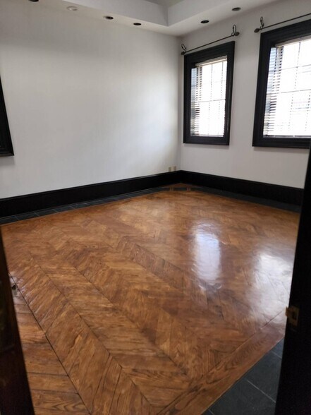 More Photos Of 3155 Roswell Rd NE, Atlanta Office For Sale