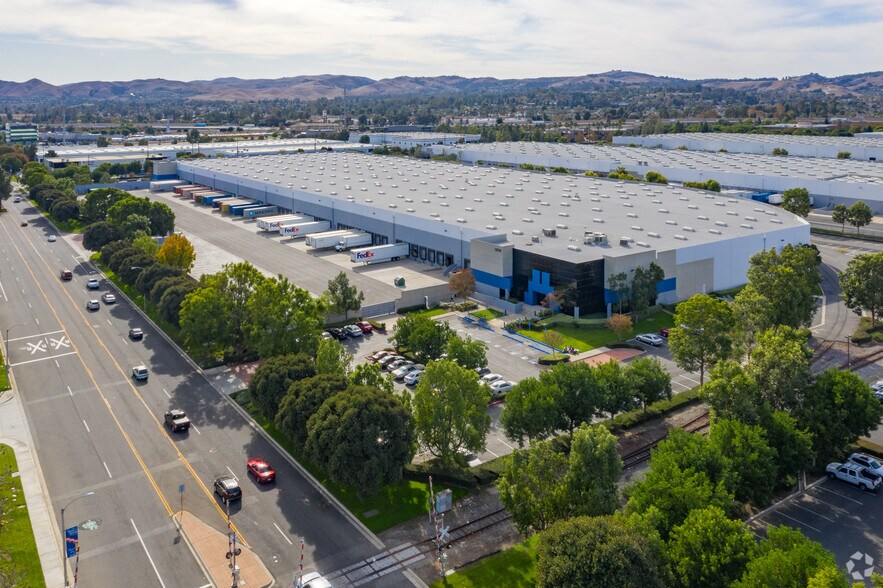 More Photos Of 14310-14480 Ramona Ave, Chino Distribution For Lease