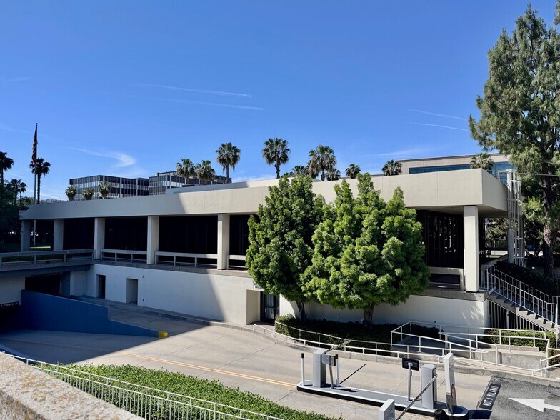 More Photos Of 15255 Ventura Blvd, Sherman Oaks Storefront Retail Office For Lease