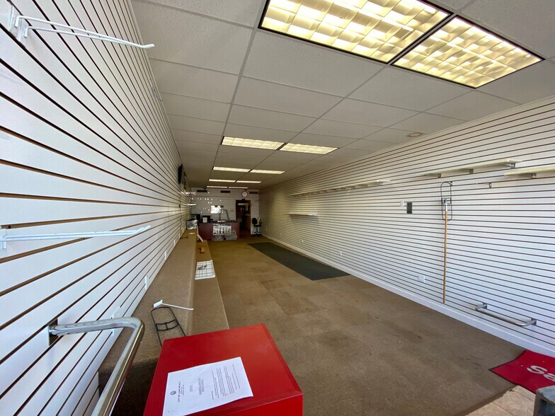 More Photos Of 262-266 E Park Ave, Long Beach Storefront For Lease