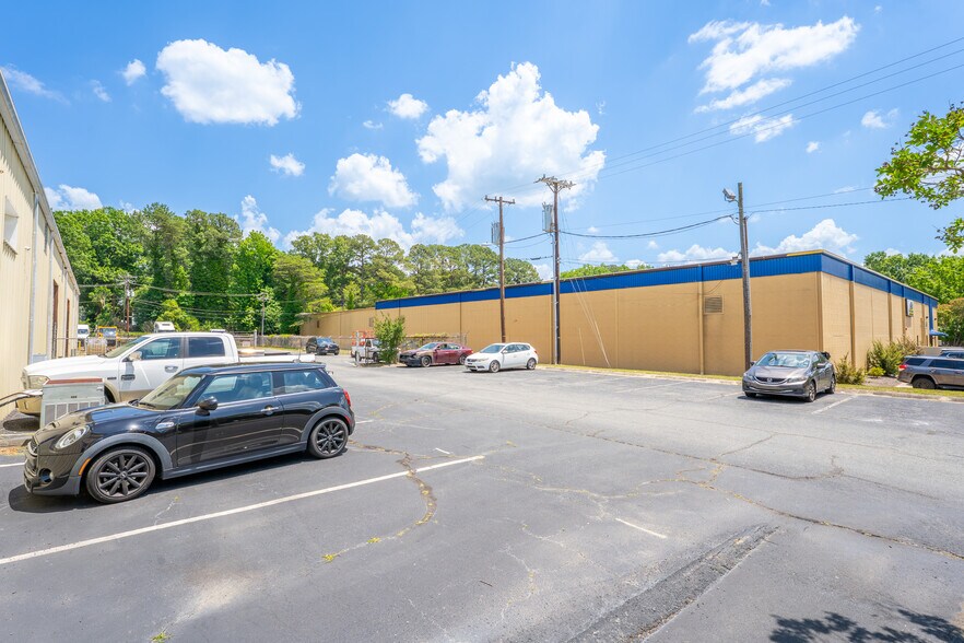 More Photos Of 1734 University Commercial Pl, Charlotte Warehouse For Lease