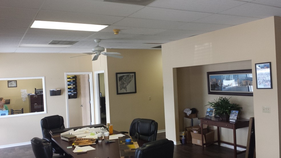 More Photos Of 1743 Independence Blvd, Sarasota Light Distribution For Lease