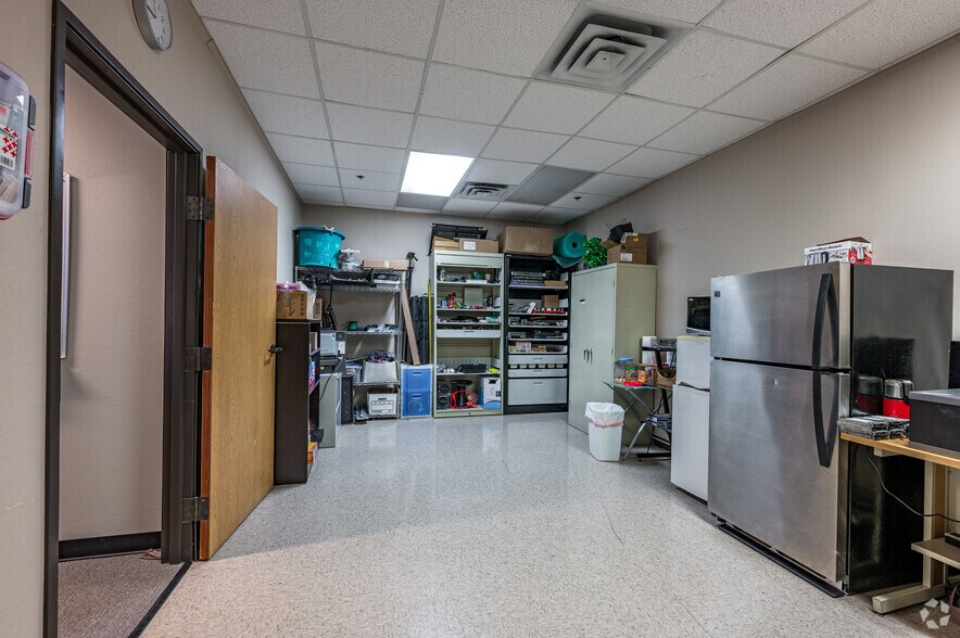 More Photos Of 4215 N Beltwood Pky, Dallas Industrial For Lease