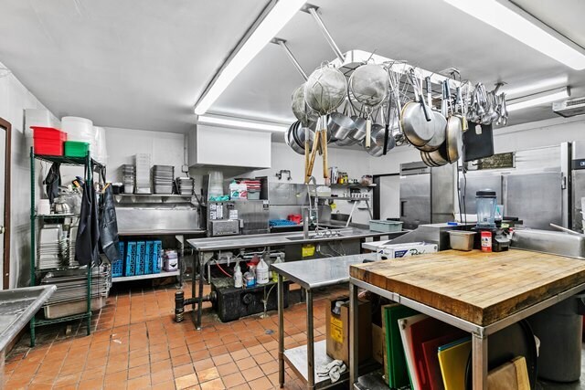 More Photos Of 900 W Riverside Dr, Burbank Restaurant For Sale