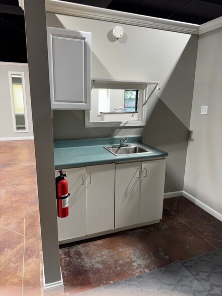 More Photos Of 1721 E Ridgewood Rd, Jasper Light Distribution For Lease