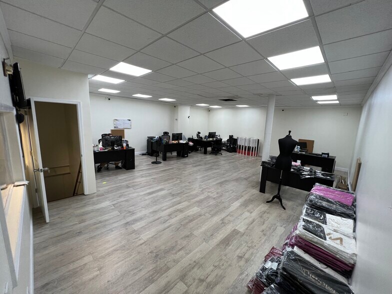 More Photos Of 6600-6626 Kingspointe Pky, Orlando Distribution For Lease