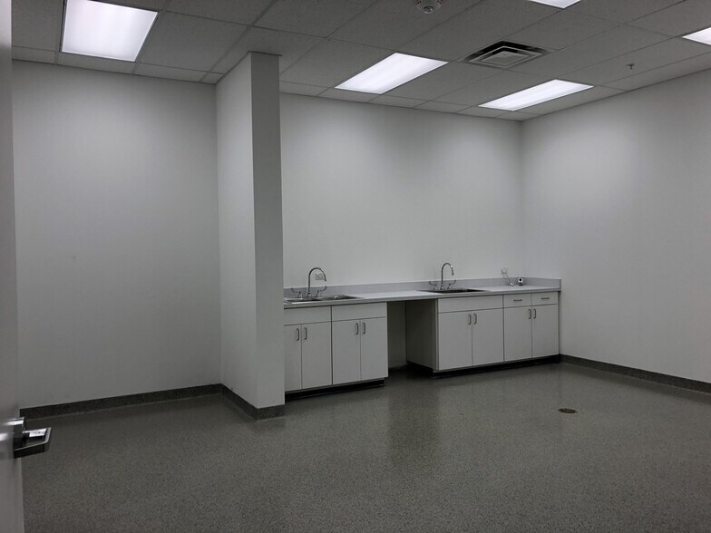 More Photos Of 3135 Lakewood Ranch Blvd, Bradenton Warehouse For Lease