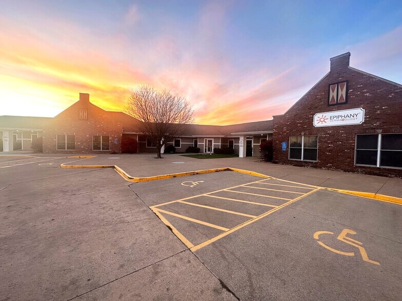 Primary Photo Of 2607 Washington St, Pella Medical For Lease