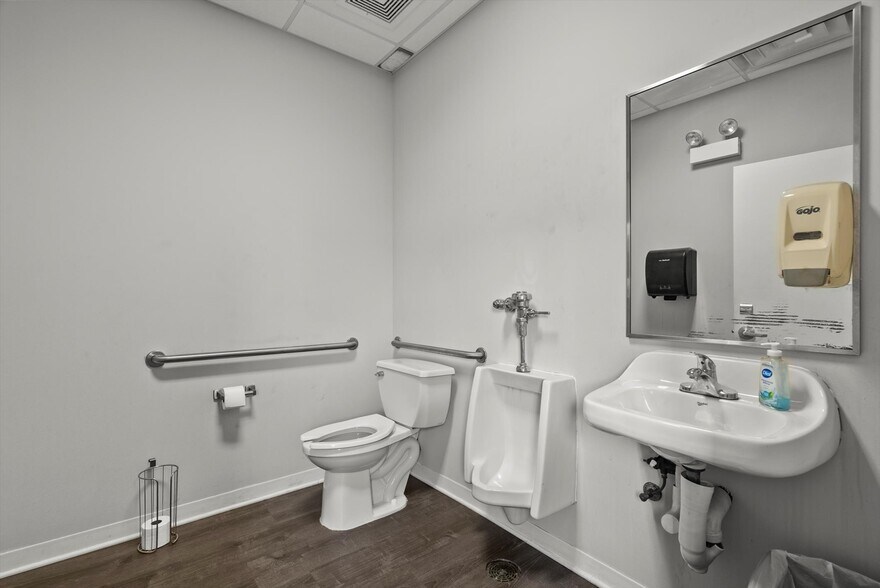 More Photos Of 24051 S Northern Illinois Dr, Channahon Truck Terminal For Sale