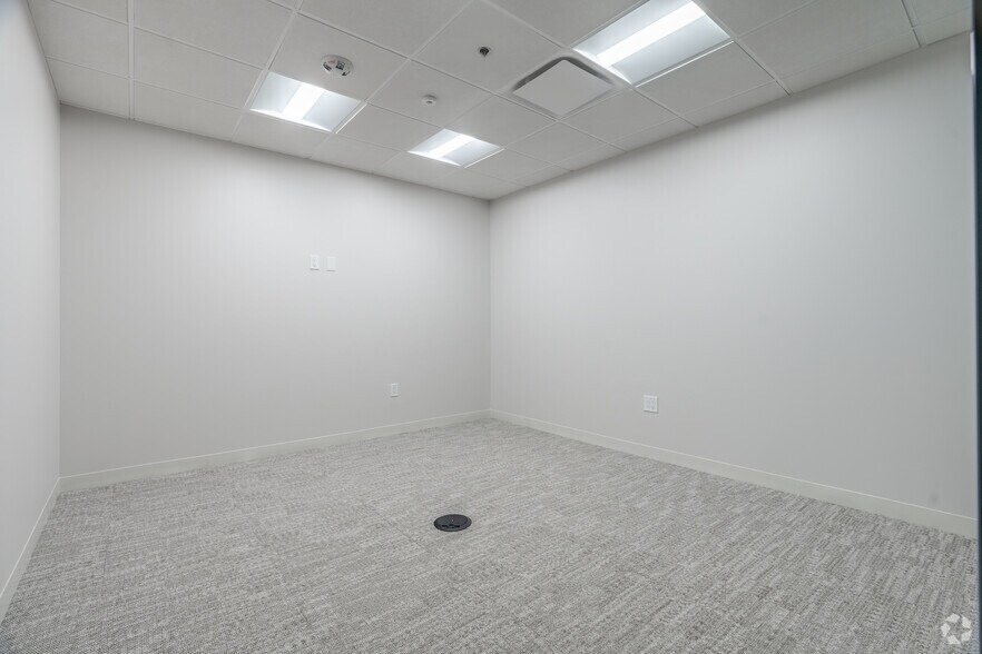 More Photos Of 17304 Preston Rd, Dallas Unknown For Lease