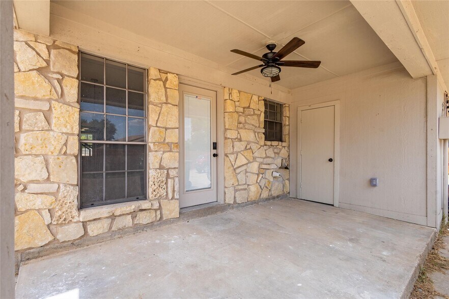 More Photos Of 1804 SW Barnard St, Glen Rose Apartments For Sale