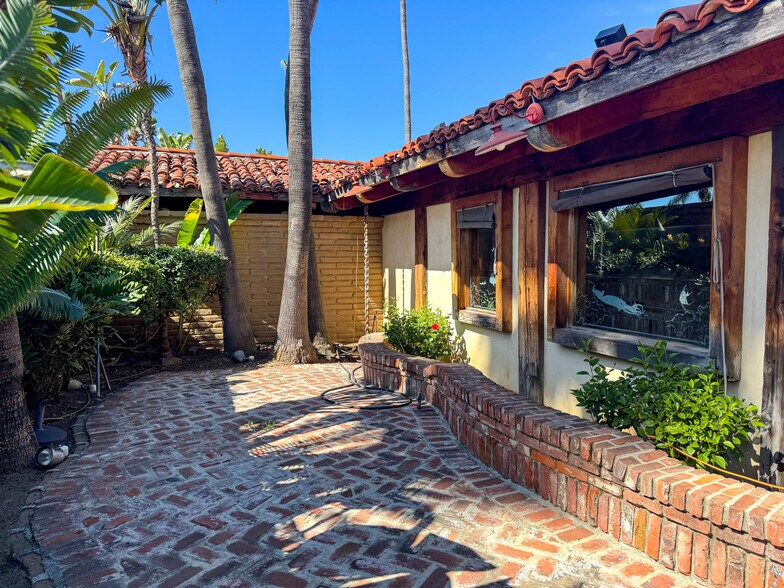 More Photos Of 360 Via Vera Cruz, San Marcos Restaurant For Sale