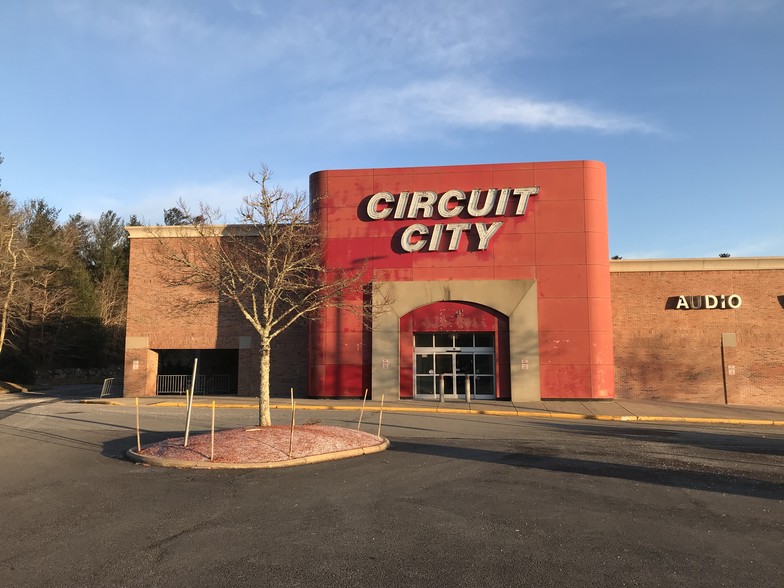 More Photos Of 380 State Rd, Dartmouth Unknown For Lease