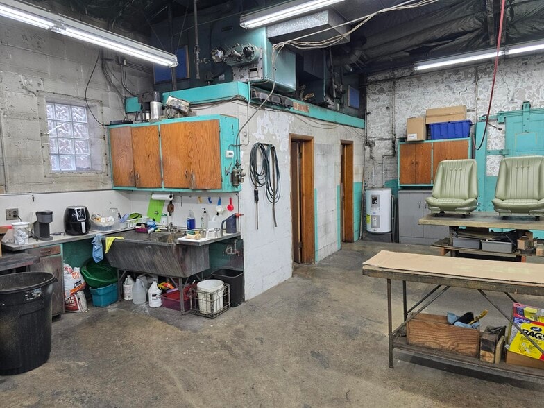 More Photos Of 6243 N Clark St, Chicago Storefront For Sale