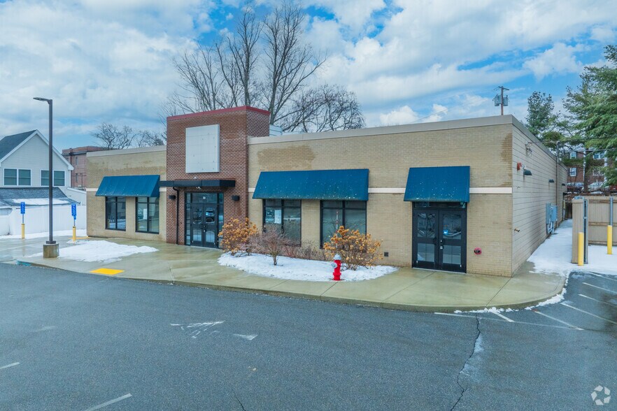 More Photos Of 39 Chelmsford St, Chelmsford Drugstore For Lease